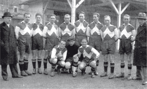 Die legendäre 34er-Mannschaft des Grazer Sportklubs auf dem Liebenauer Sportplatz